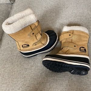 Fleece lined waterproof winter boots
